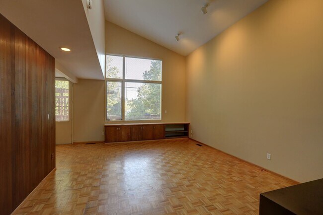 Foto del edificio - Bright, Spacious 3 Bedroom Home Rambler in...