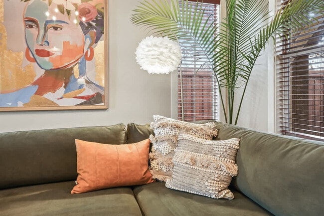 Building Photo - 611 E San Pedro St