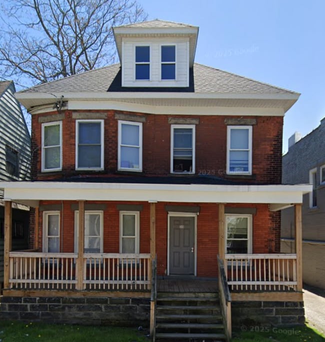 Building Photo - 349 W 8th St