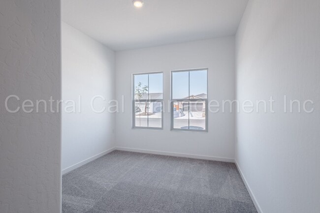 Building Photo - 4 Bedroom, 2 Bath Home with Solar in the S...