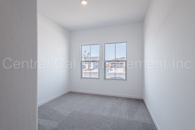 Foto del edificio - 4 Bedroom, 2 Bath Home with Solar in the S...