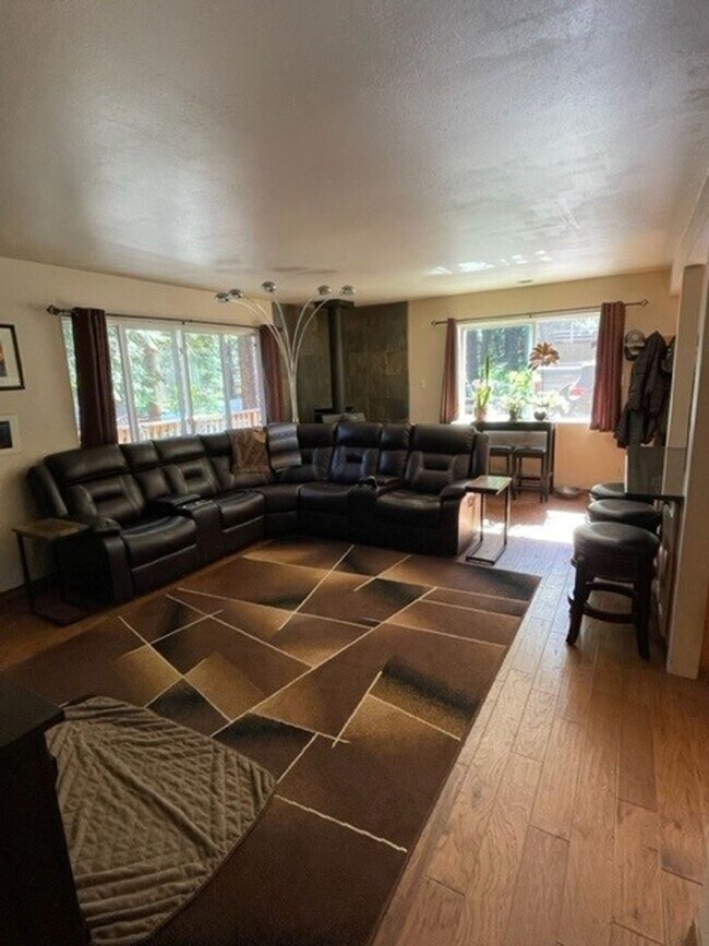 Foto del edificio - Charming pet friendly home available for a...