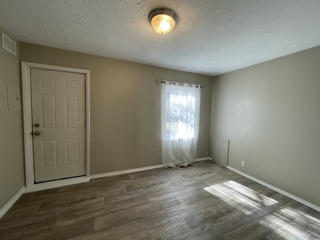 Dining Room - 1301 E Broadbeck Dr