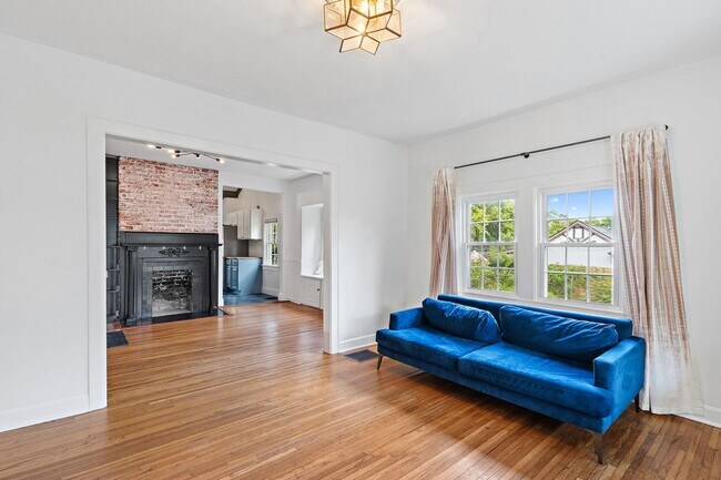 Foto del edificio - Adorable East Nashville Cottage w/ HUGE Fully-Fenced backyard!