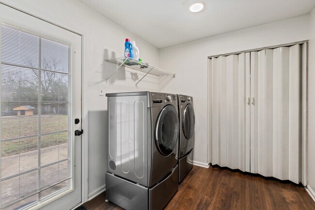 Foto del edificio - 6864 Aspenhill Dr