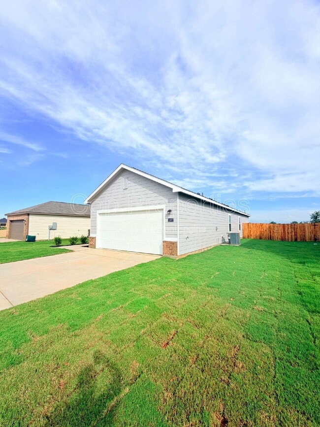 Building Photo - 10219 Pine River Dr