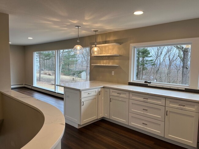 Building Photo - Gorgeous 3 Bedroom Near Glastonbury Center