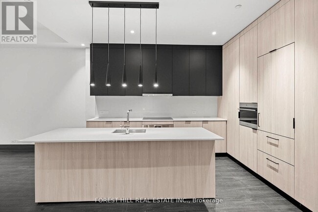 Building Photo - 2 Avenue Rd