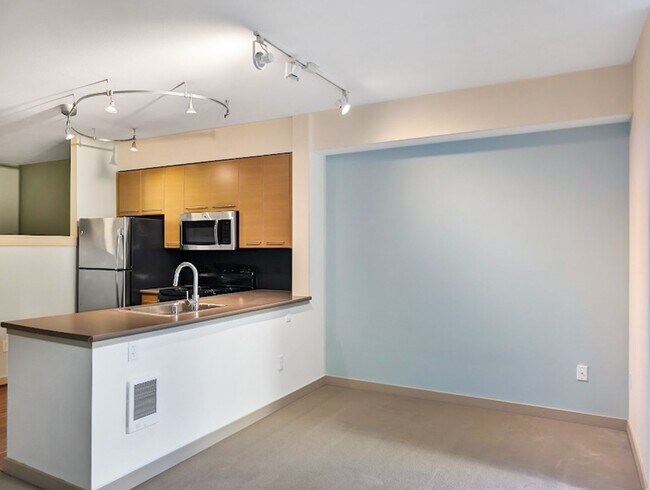 Foto del edificio - Spacious Condo in Prime Location of Capitol Hill