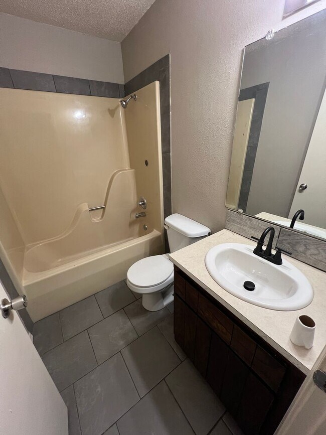 Foto del edificio - 3 Bed, 1 Bath House. 1 Car Garage