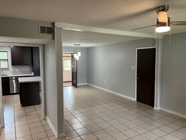 Building Photo - 3 Bed 1.5 Bath Home