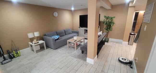 Foto del edificio - Massive Luxury Apt in Packards Corner Near BU!  Central AC & Heat, XL Rooms!