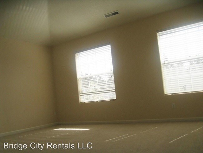 Foto del edificio - 5615 NE Damsel Dr