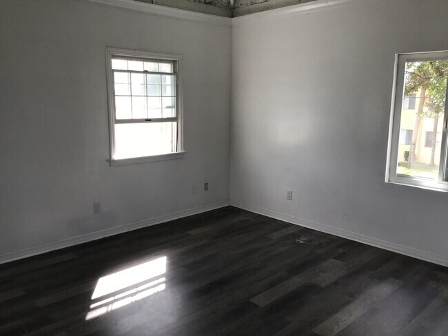 Building Photo - 519 S Indian River Dr