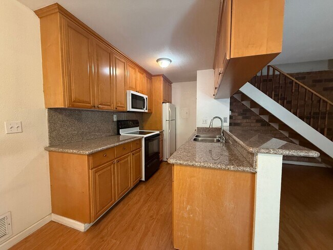 Foto del edificio - Bright 2-bedroom, 1-bath Townhouse-style Condo in San Jose