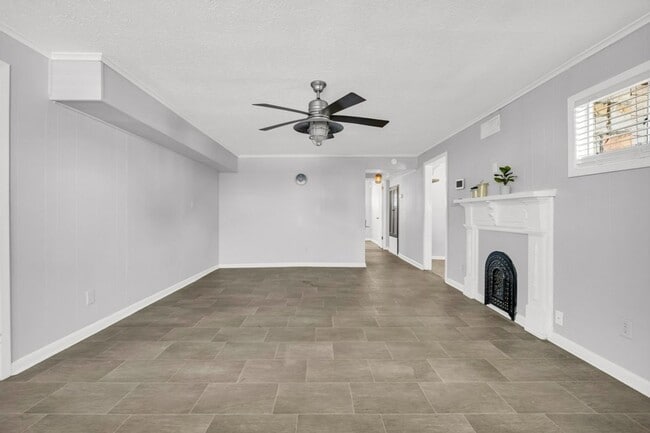 Building Photo - 2 bed/1 bath apartment