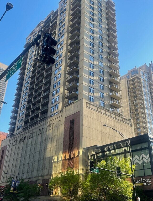 Foto principal - 630 N State St