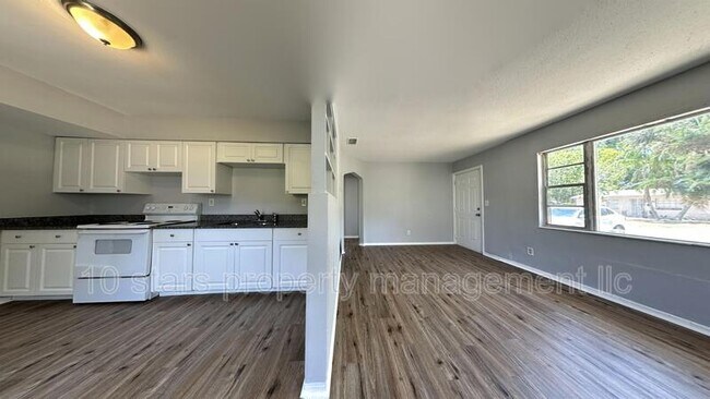 Building Photo - 4445 10th Ave S