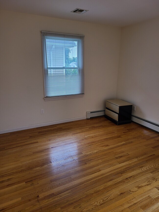 Foto del edificio - 372 Litchfield Ave