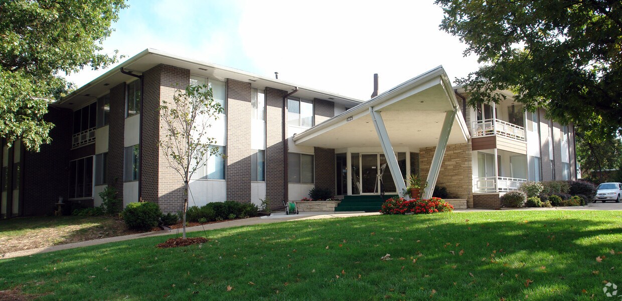 Primary Photo - 4222 Grand Ave
