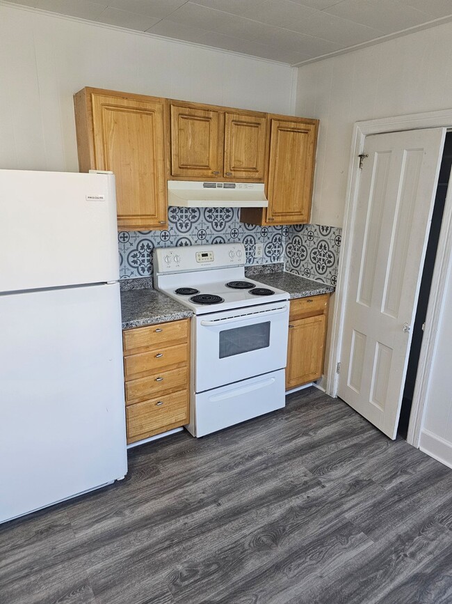 Kitchen - 1952 Derry St