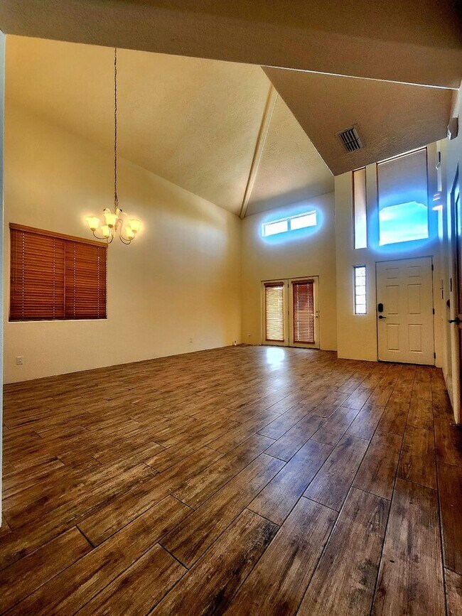 Building Photo - 4 bedroom 2.5 bath far NE Heights