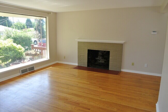 Building Photo - Adorable 3-Bedroom House Near University V...