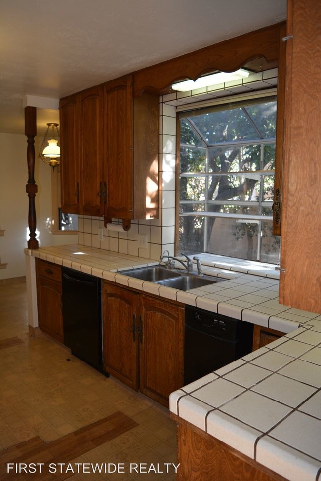 Building Photo - 2226 Coastland Ave