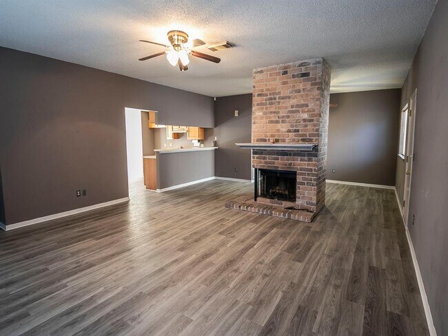 Building Photo - 2420 Shady Bend Dr