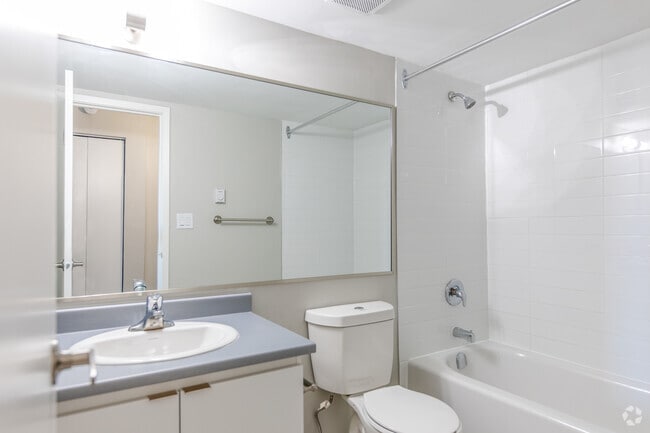 Bachelor - 470SF - Bathroom - Riverside Tower