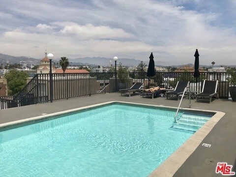 Foto principal - 585 N Rossmore Ave