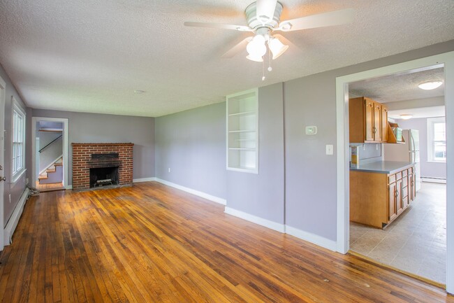 Building Photo - Lovely 3 BR/2 BA Single-Family Home in Sev...