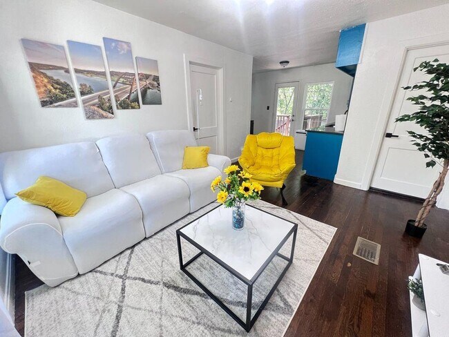 Foto del edificio - 3508 Clarkson Ave