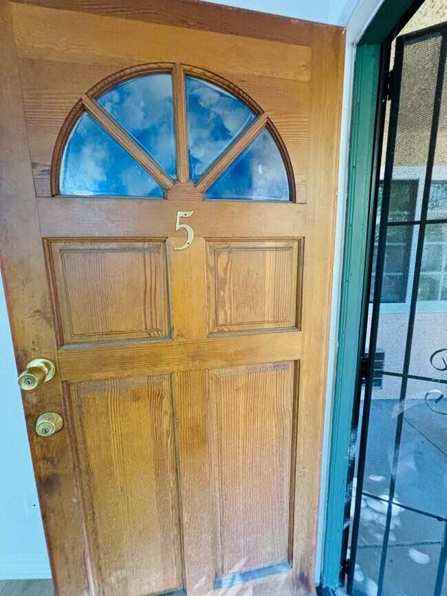 Foto del edificio - 10635 Sherman Grove Ave