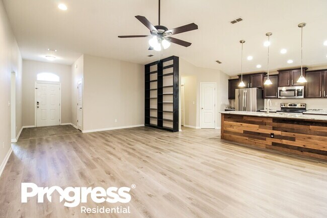 Building Photo - 15823 Twin Creek Dr