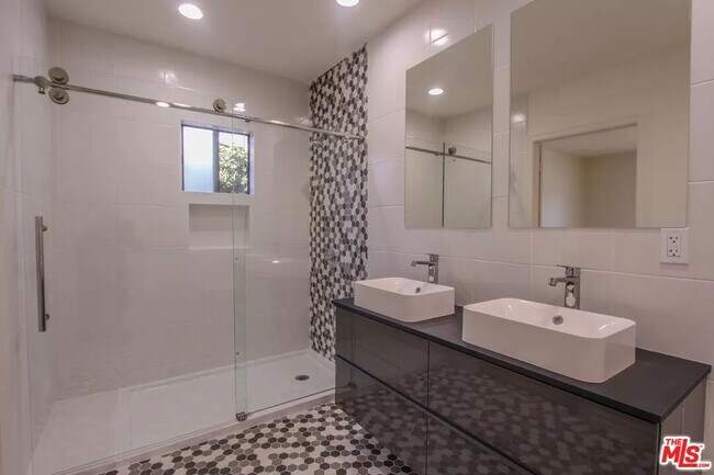 Foto del edificio - 7701 Norton Ave