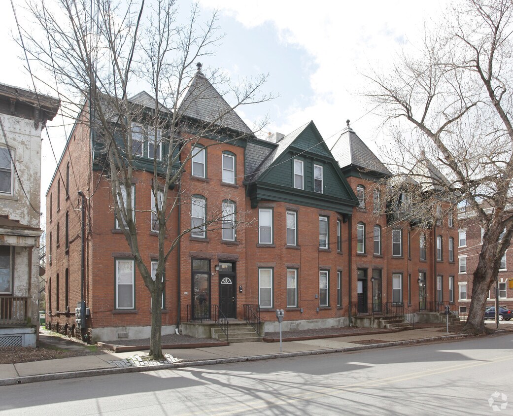 Building Photo - 92-100 W Ross St