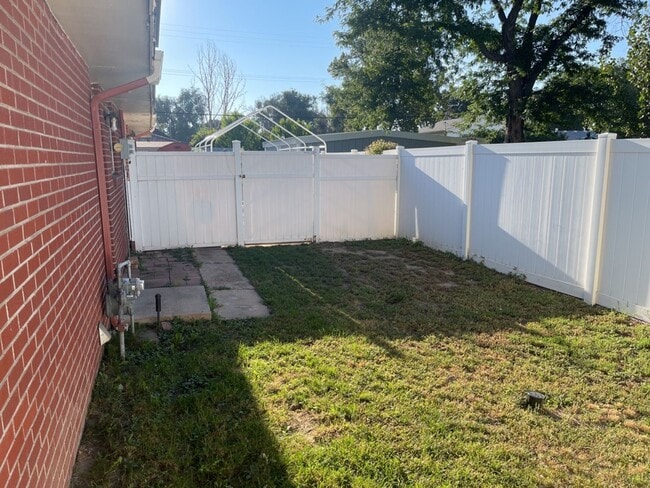 Building Photo - 2 Bed 1 Bath Duplex