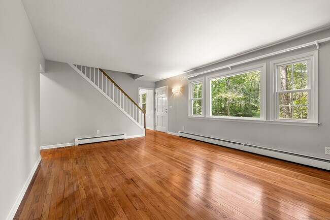 Foto del edificio - 61 Knollwood Dr