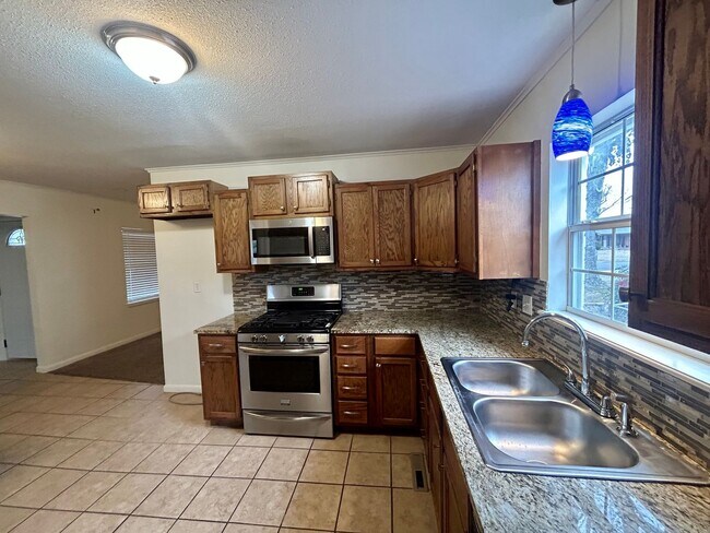Foto del edificio - Beautiful updated Midtown home in the loved Lortondale addition