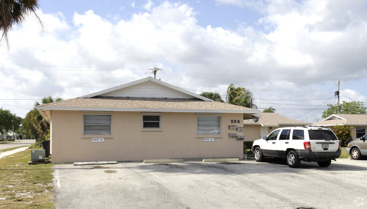 Building Photo - 204 Fern St
