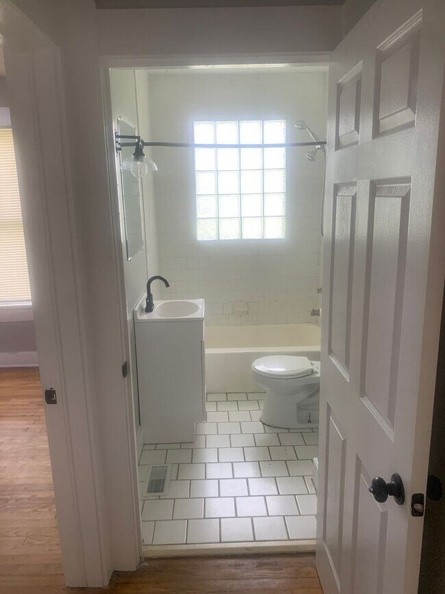 Foto del edificio - Beautifully Remodeled 3 Bedroom Home EastL...