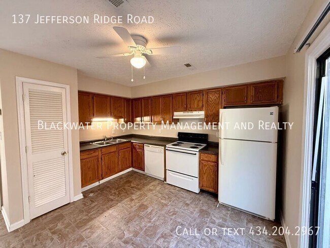Foto del edificio - 137 Jefferson Ridge Rd