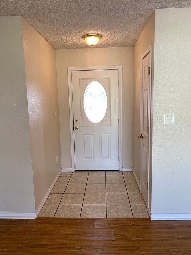 Foto del edificio - 3 Bed 2 Bath - close to city trail