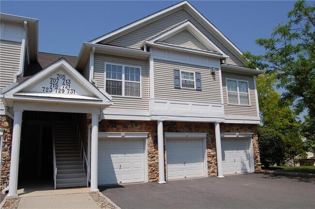 Building Photo - 731 Eden Terrace