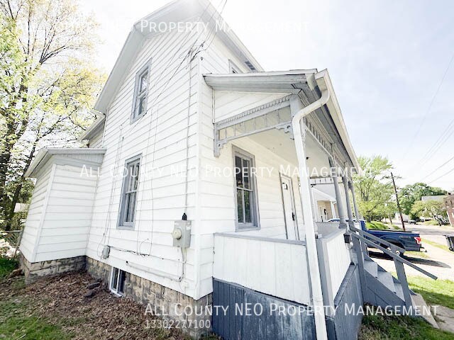 Building Photo - 374 E Voris St