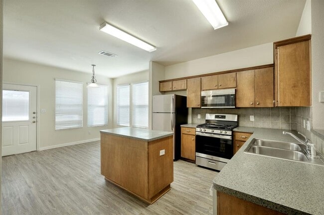 Building Photo - 2215 Dry Creek Dr