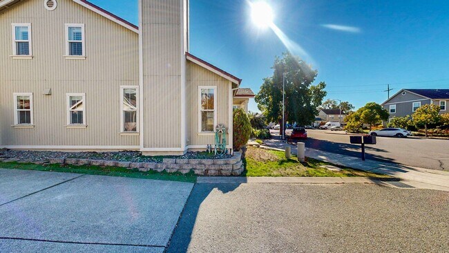 Foto del edificio - Beautiful 3 Bedroom 2.5 Bath Single Family...