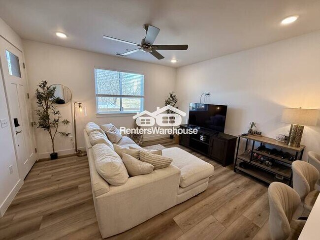 Building Photo - Don't miss out on this stunning 3 Bed 3 Bath Townhome
