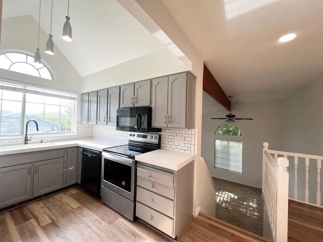 Building Photo - 11301 Sandy Ridge Dr